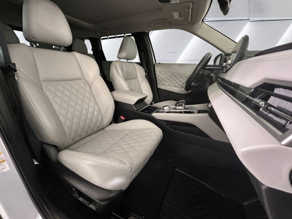 Used 2023 White Mitsubishi SEL image 14