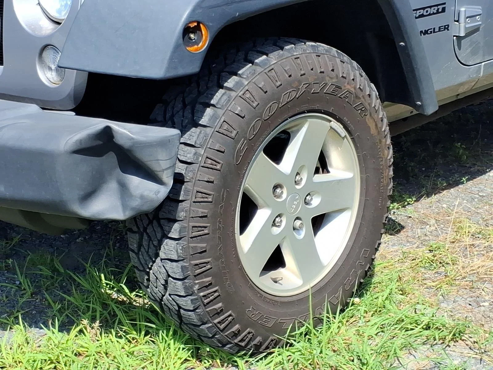 Used 2015 Billet Silver Metallic Clearcoat Jeep Sport image 3