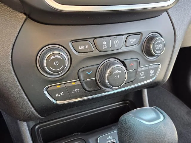 Used 2019 Silver Jeep Latitude image 21