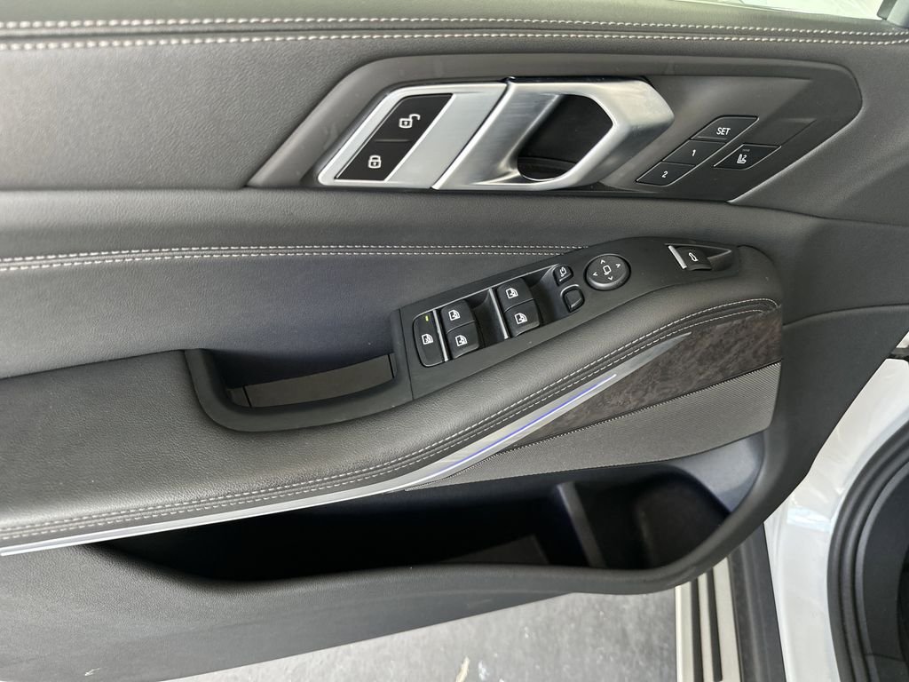 Used 2024 White BMW xDrive40i image 12