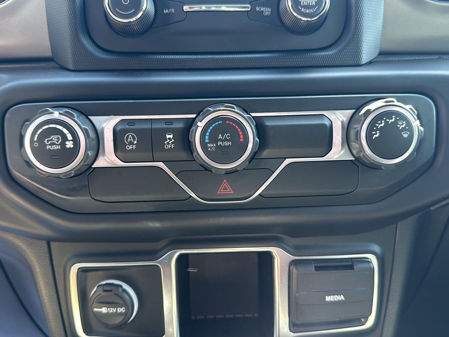 Used 2019 Billet Silver Metallic Clearcoat Jeep Sport image 10