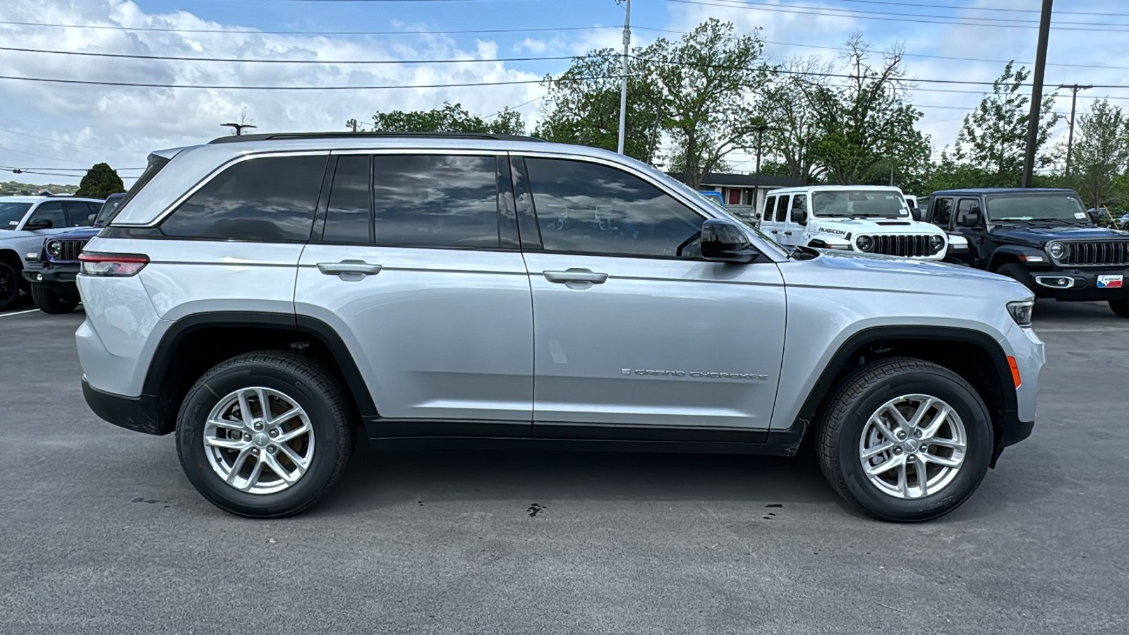 New 2026 Silver Zynith Exterior Paint Jeep Laredo X image 4