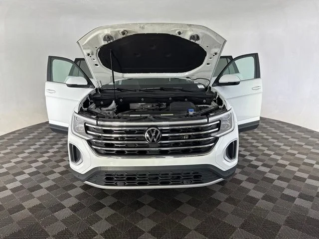 Used 2024  Volkswagen 2.0T SE w/Technology image 13