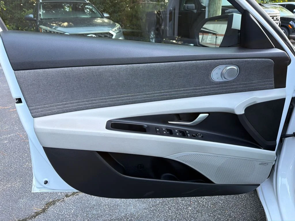 Used 2023 White Hyundai Limited image 10