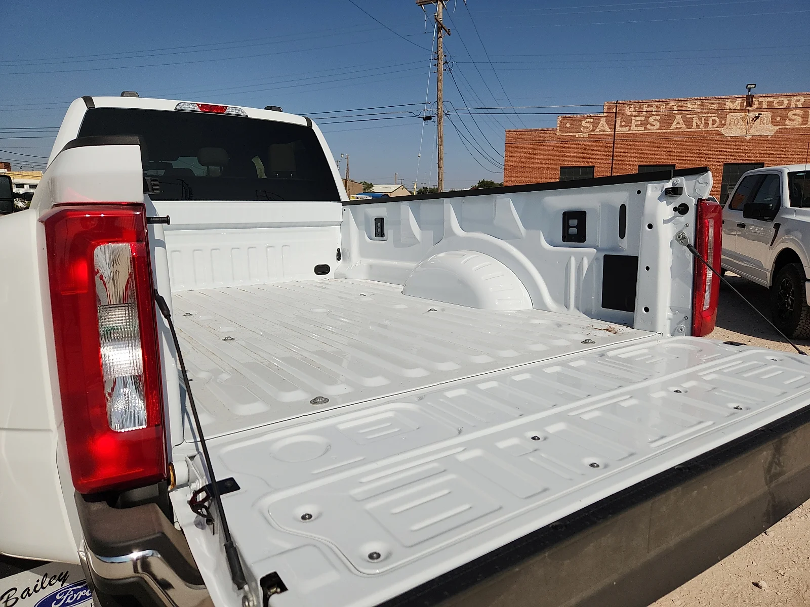 New 2027 Oxford White Ford XLT image 12