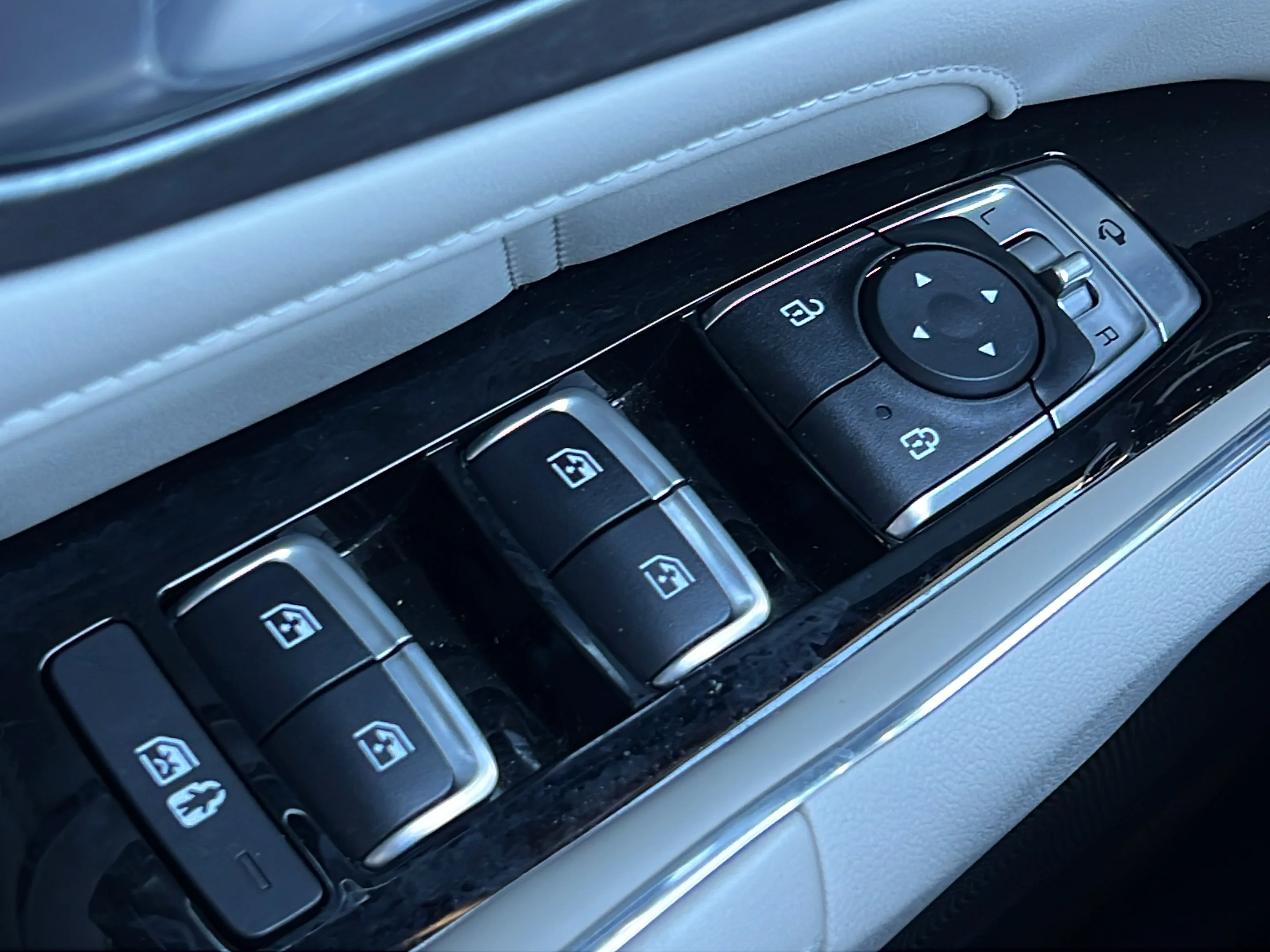 Used 2023 Platinum Graphite Kia SX Prestige image 22