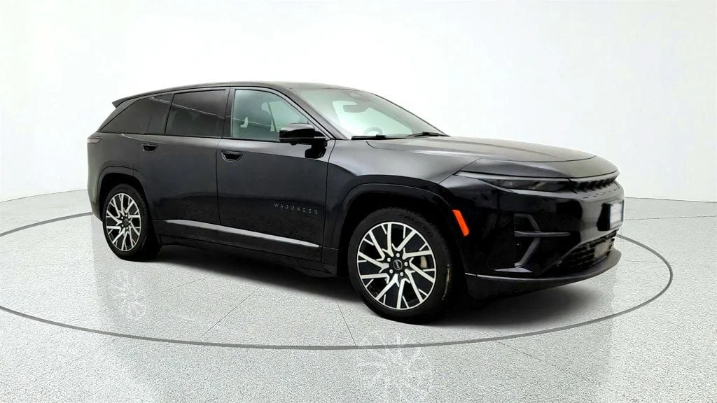 Used 2025 Diamond Black Crystal Pearlcoat Jeep Limited AWD w/ Dark Appearance Package image 3