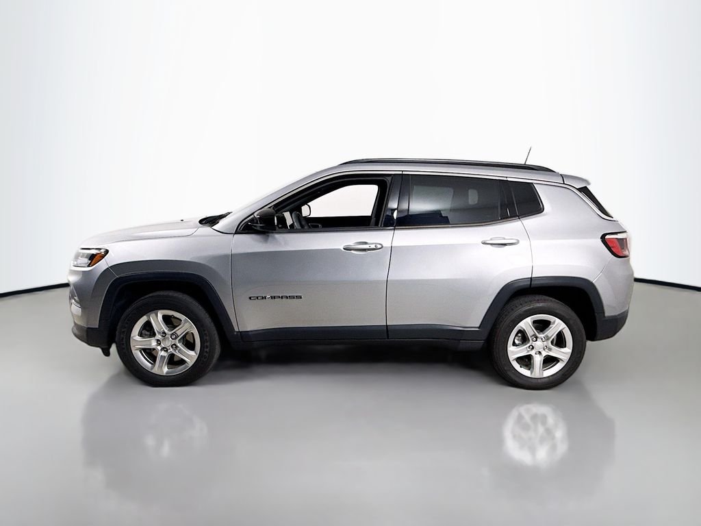 Used 2023 Billet Silver Metallic Clearcoat Jeep Latitude image 8