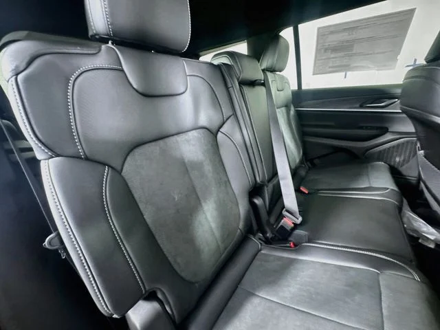 New 2026 Bright White Clear-Coat Exterior Paint Jeep Laredo image 28
