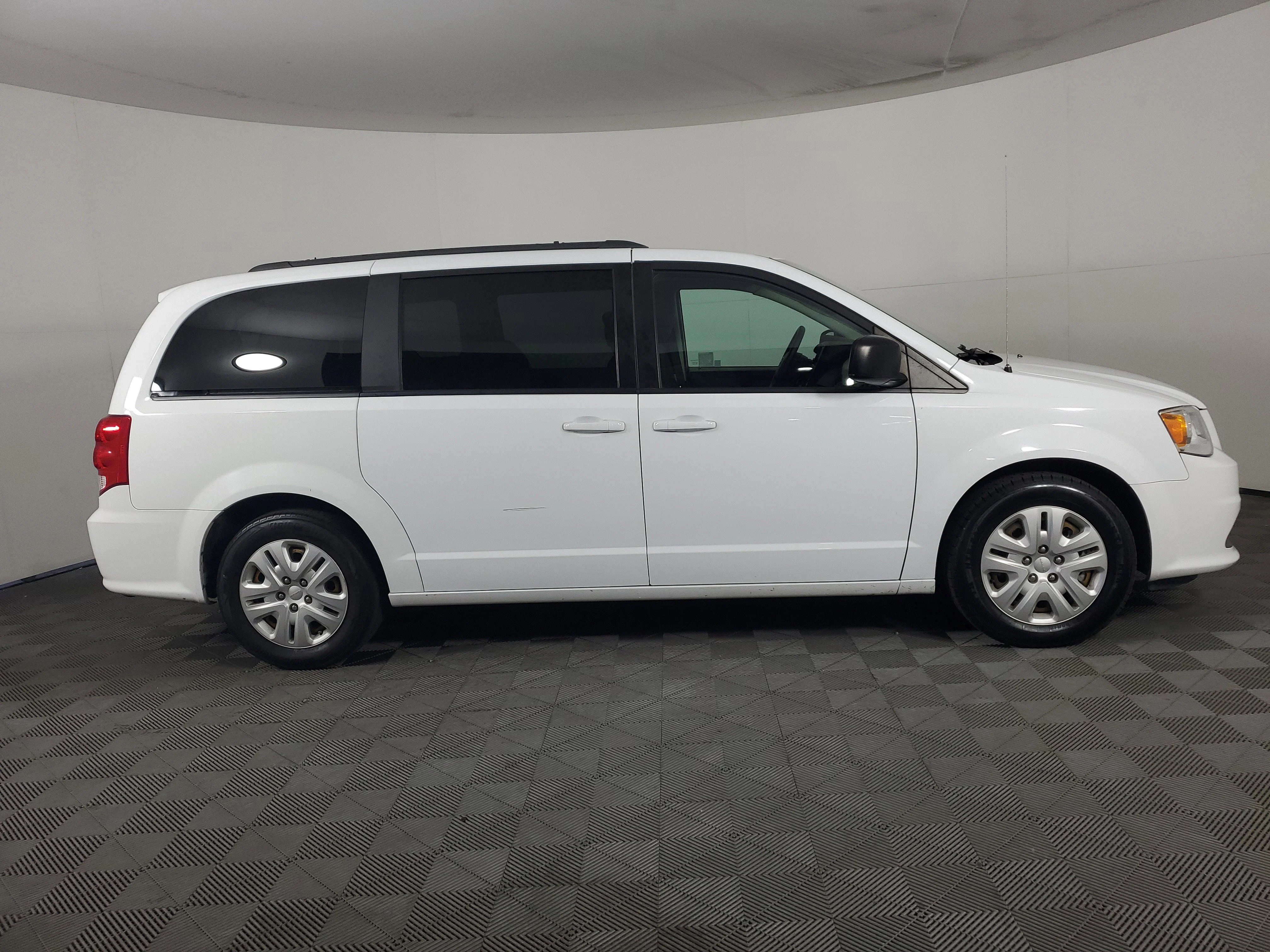 Used 2018 White Knuckle Clearcoat Dodge SE image 3