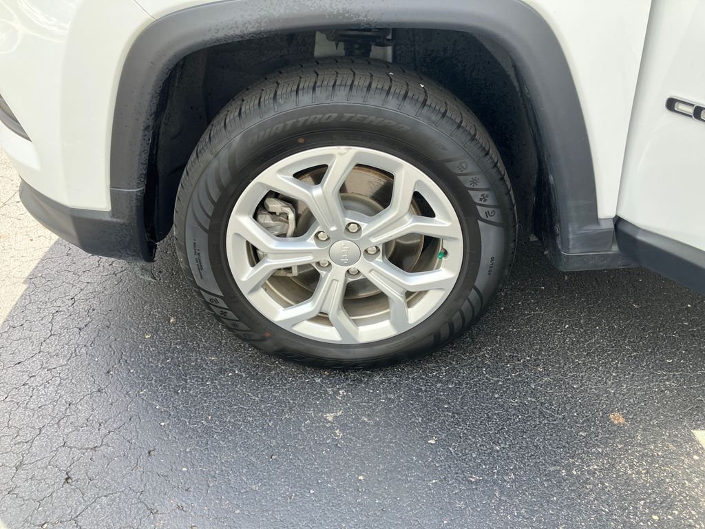 Used 2024 White/off-white Jeep Latitude image 30