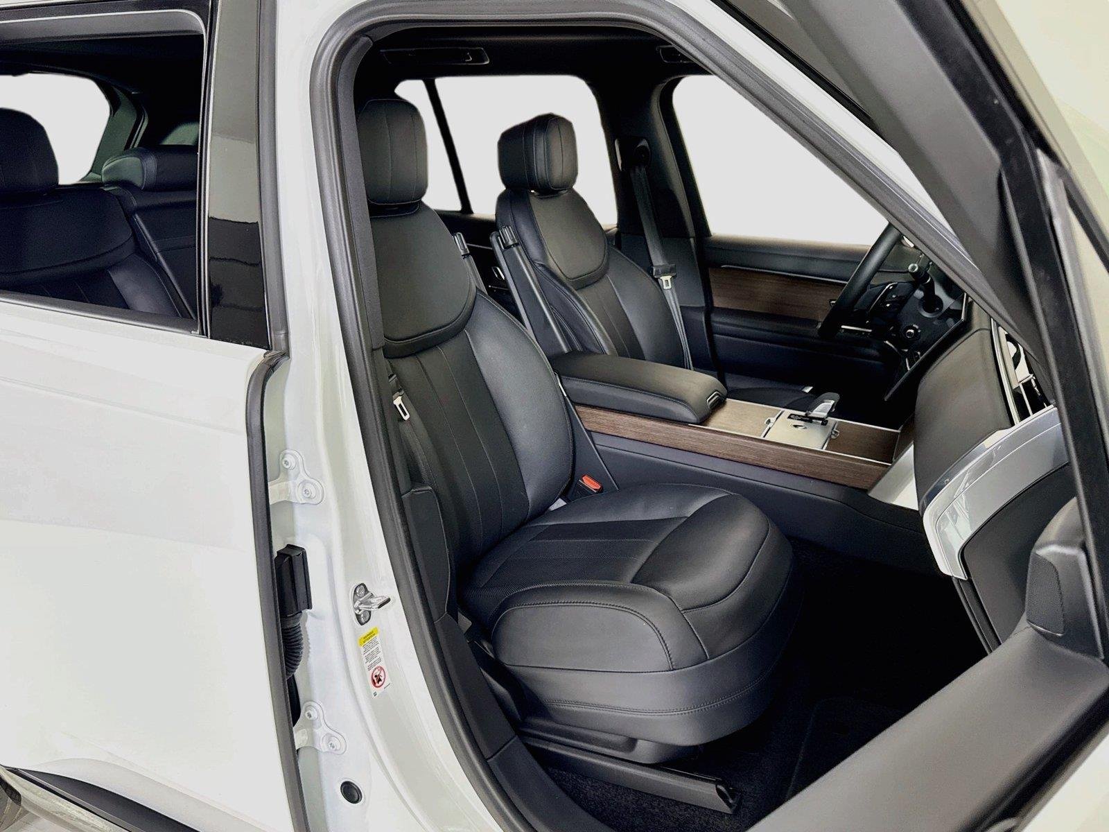 Used 2024 Fuji White Land Rover SE | Blackout Pkg | 360 Camera | Heated/Vented Seats image 31