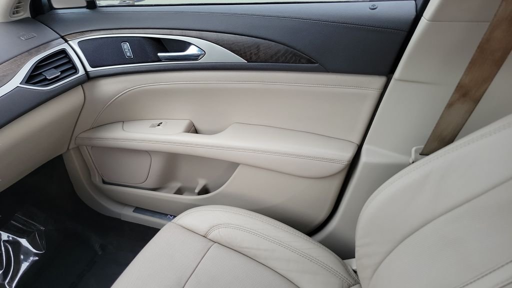 Used 2017 Gray Lincoln Reserve image 13