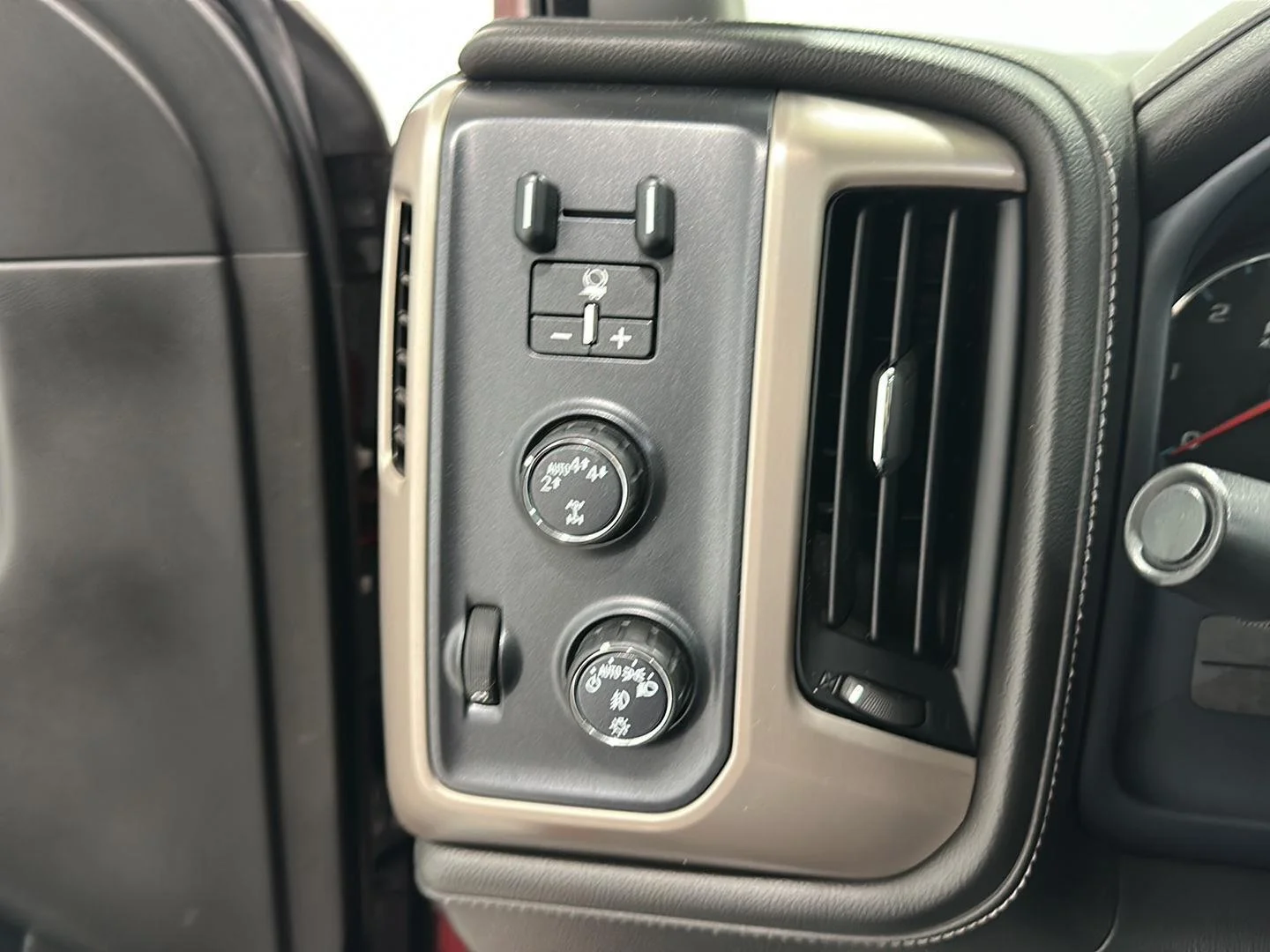 Used 2018 RED QUARTZ TINTCOAT GMC Denali image 16