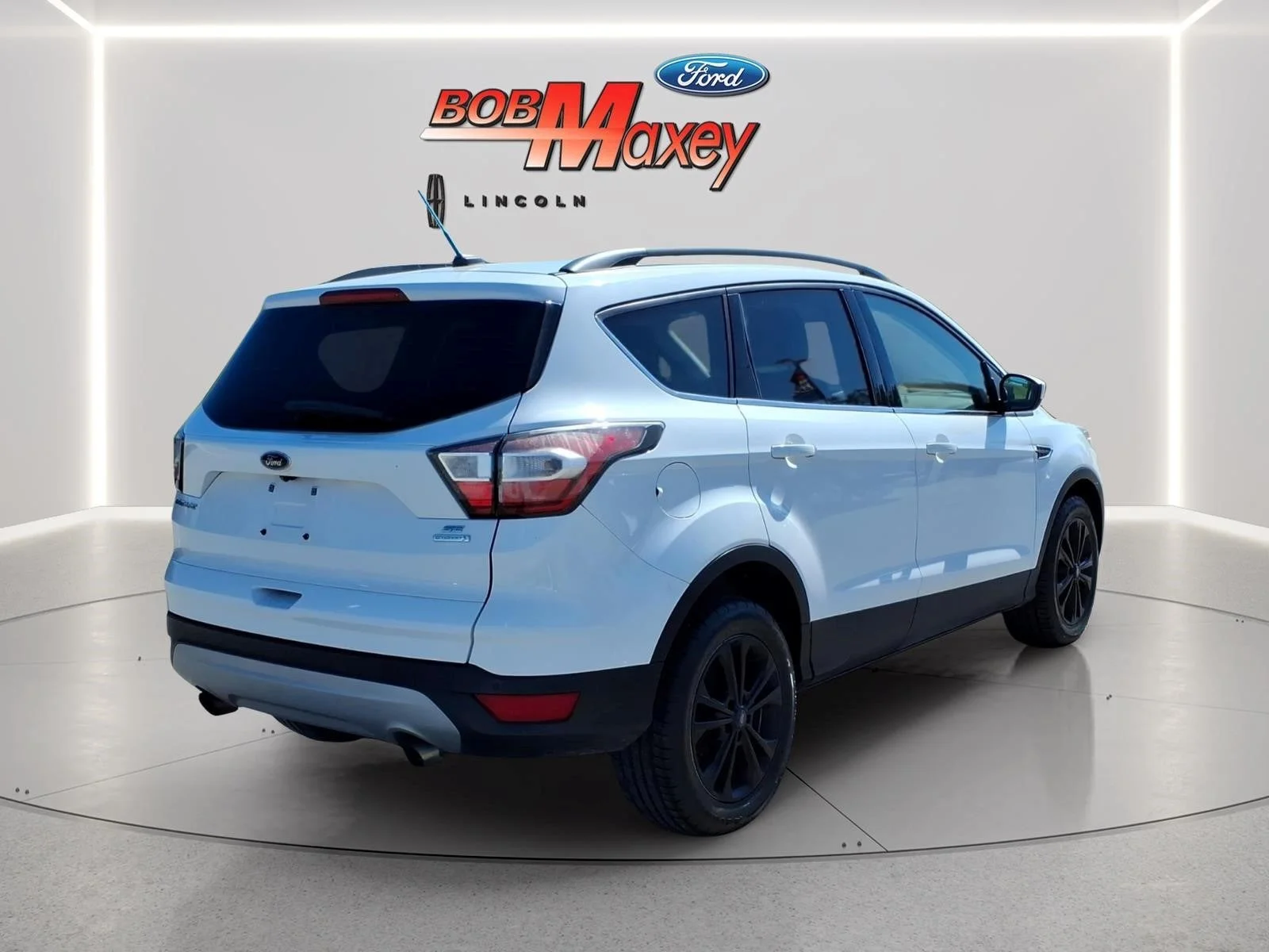 Used 2017 Oxford White Ford SE image 4