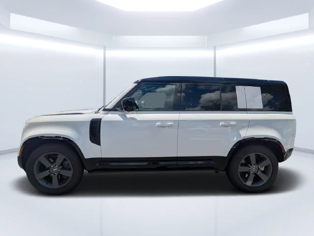 Used 2025 Fuji White Land Rover X-Dynamic SE image 2