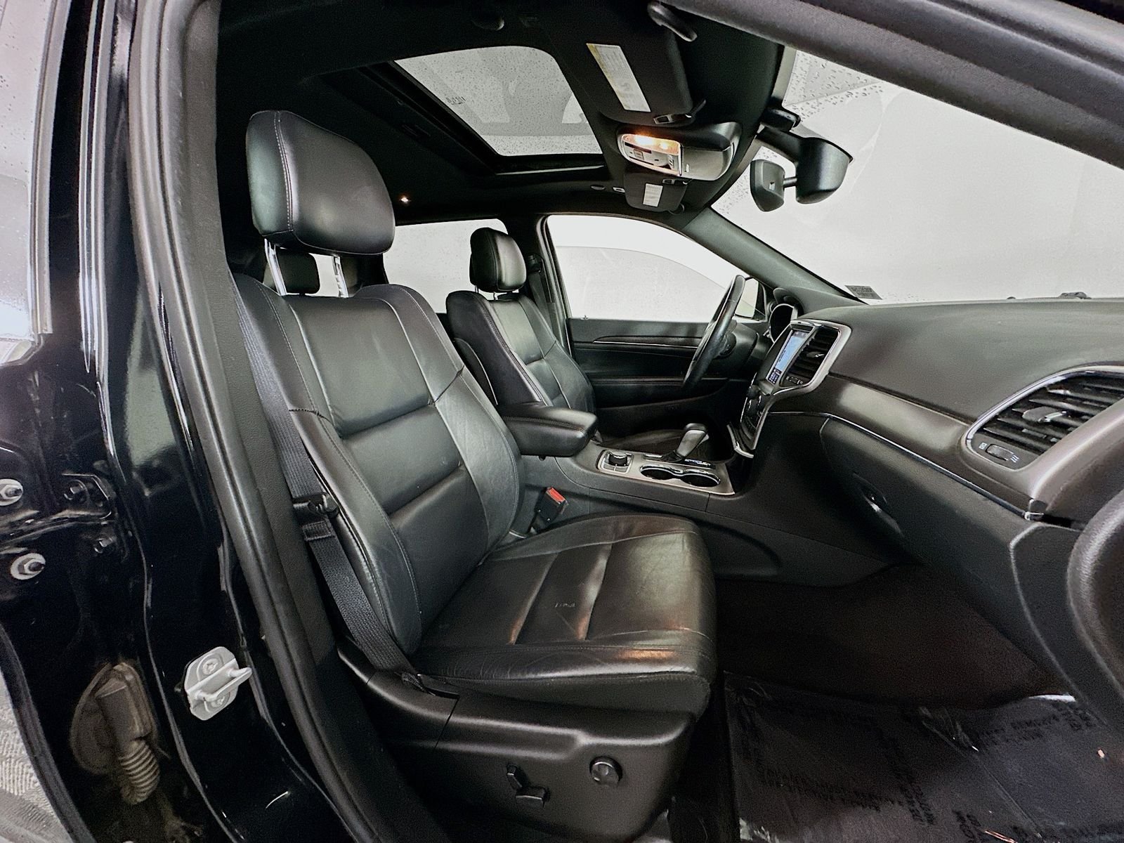 Used 2018 Diamond Black Jeep Limited image 28