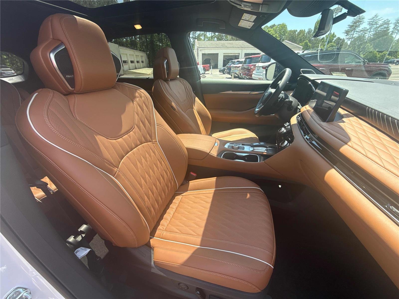 New 2027 2T RAD WHT INFINITI Autograph AWD image 27