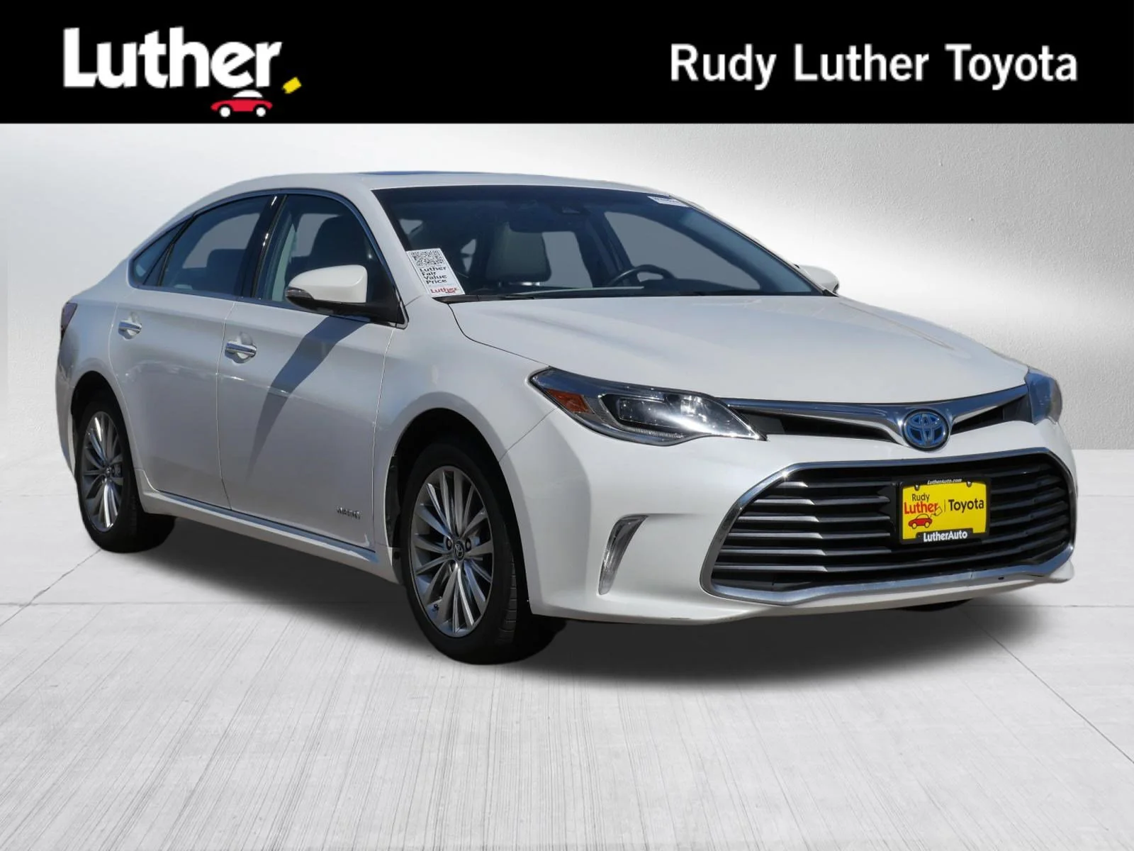 2016 Toyota Avalon Limited Hybrid's photo