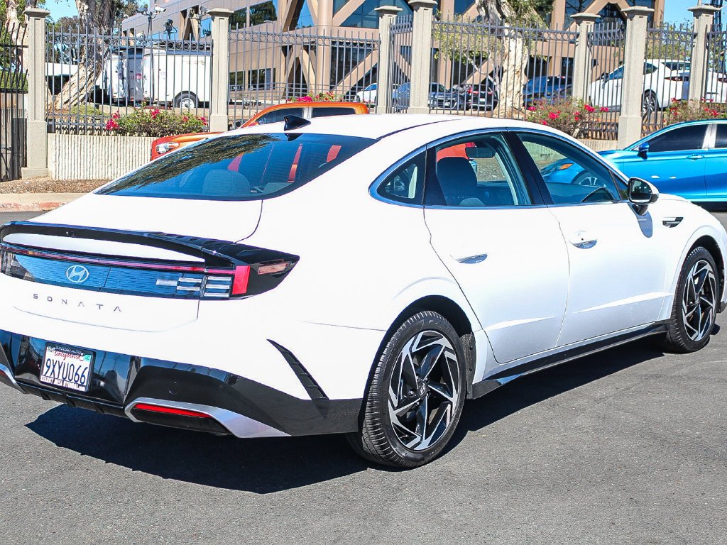 Used 2026 White Hyundai SEL Sport image 9