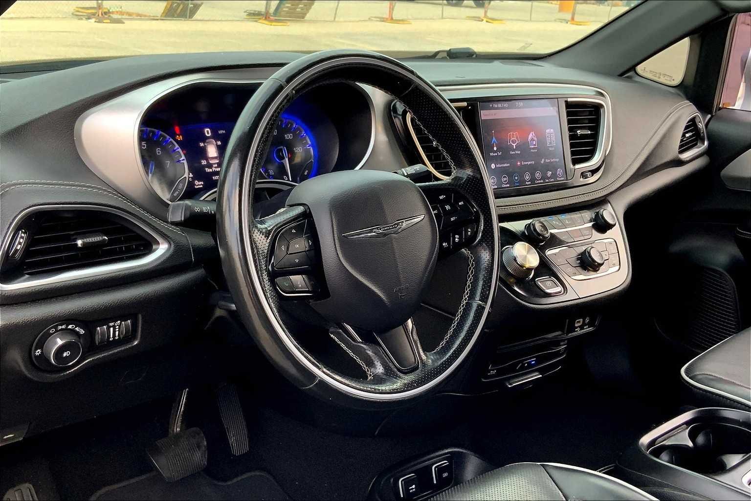 Used 2019 Billet Silver Metallic Clearcoat Chrysler Limited image 17