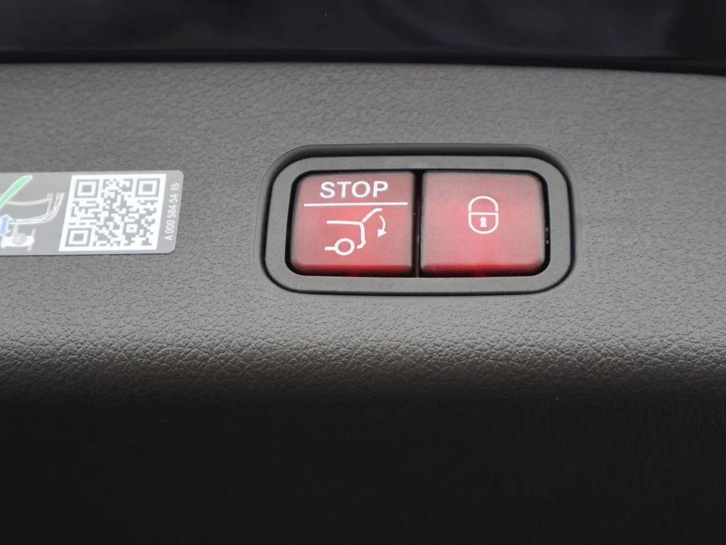 Used 2026 Obsidian Black Metallic Mercedes-Benz GLC 300 image 18
