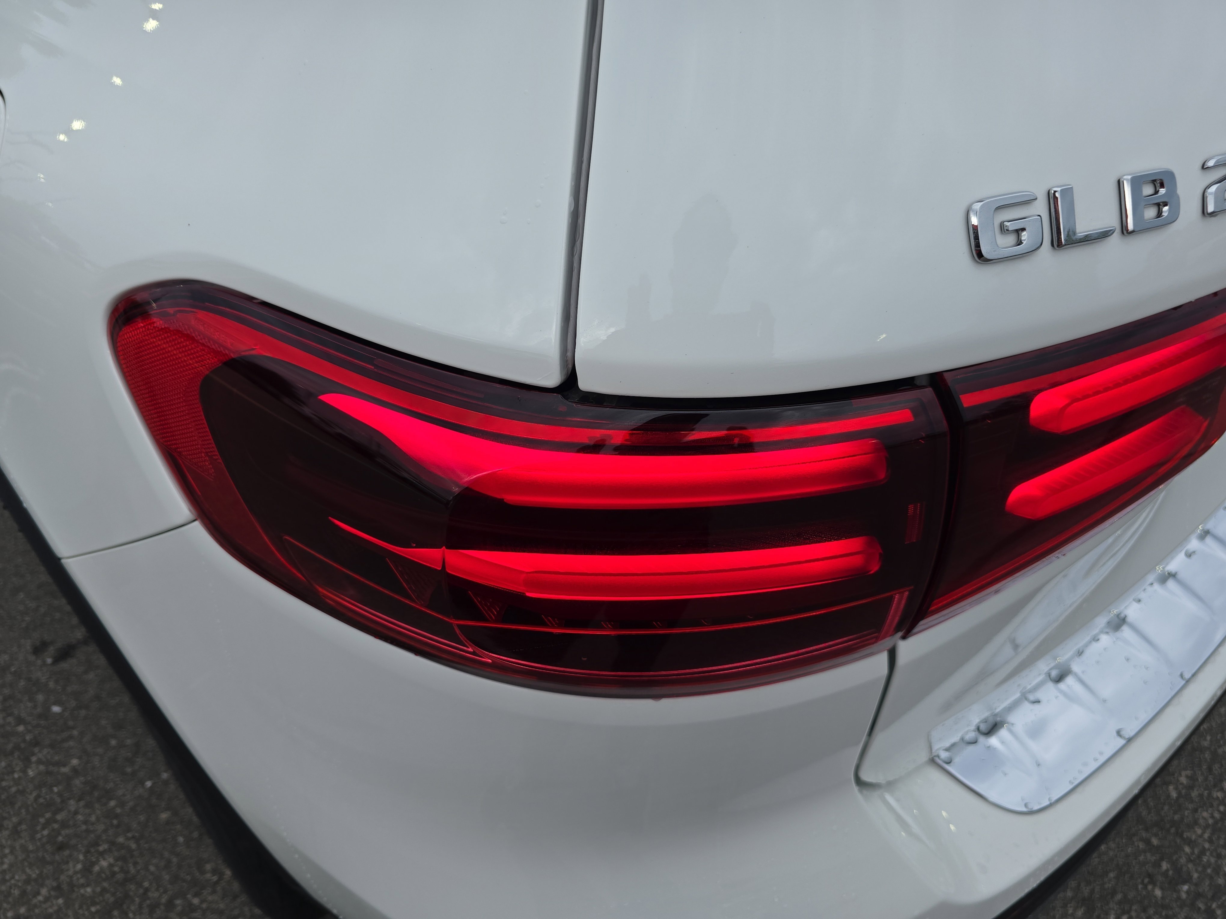 New 2025 Polar White Mercedes-Benz GLB250 image 34