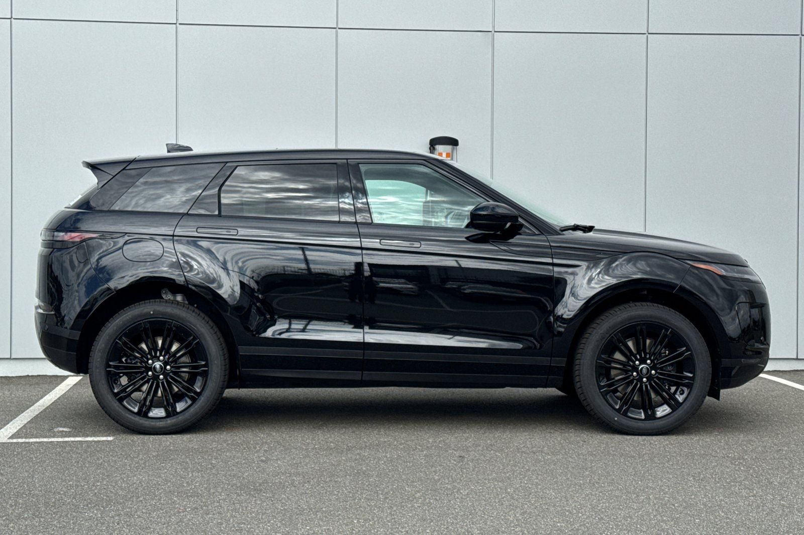 New 2026 Santorini Black Land Rover S image 6