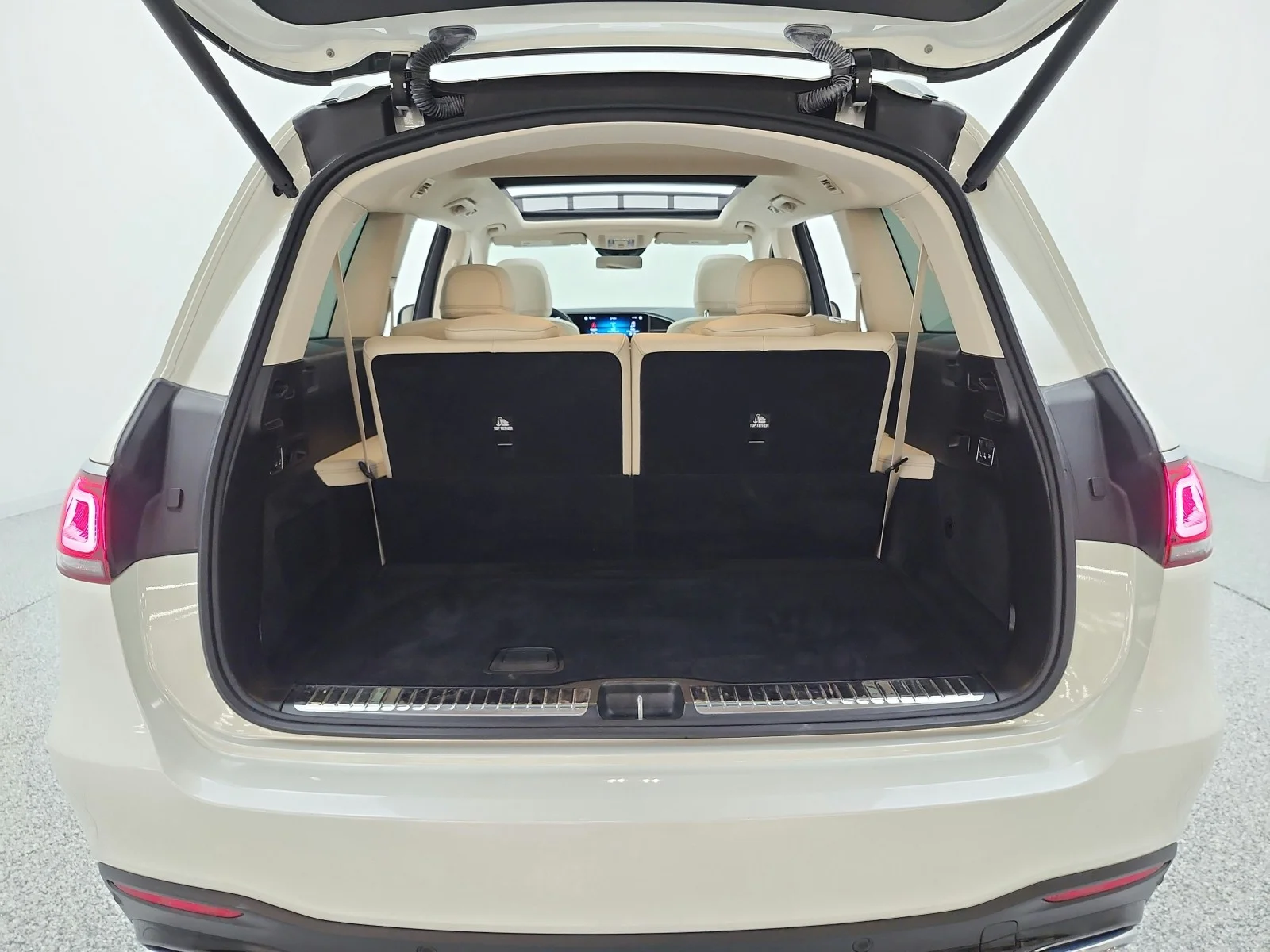 Certified Used 2022 MANUFAKTUR Diamond White Bright Mercedes-Benz GLS 450 4MATIC® SUV image 18