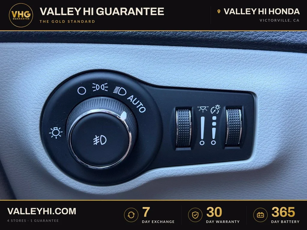 Used 2019 White Jeep Latitude image 33