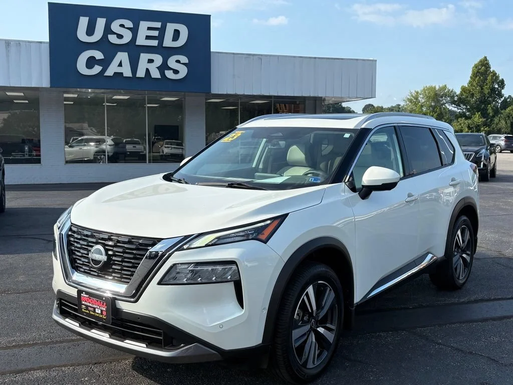 Used 2023  Nissan SL image 2