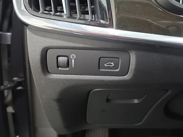Used 2018 Gray Volvo T5 Momentum image 24