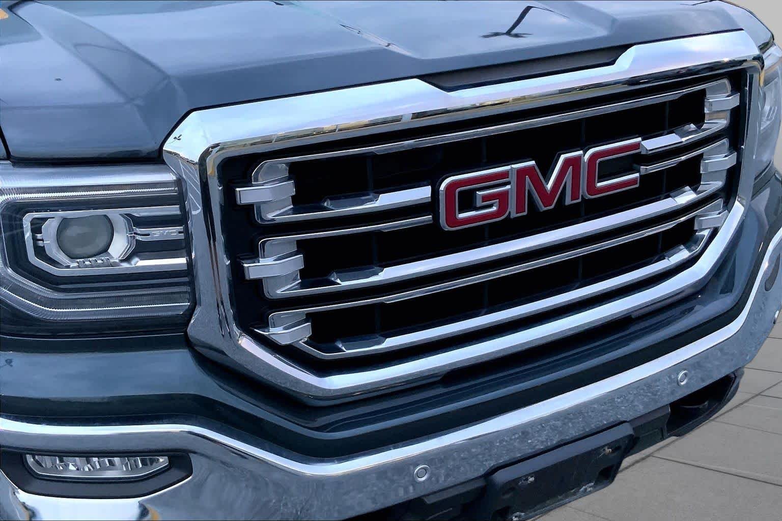 Used 2018 Dark Slate Metallic GMC SLT image 29