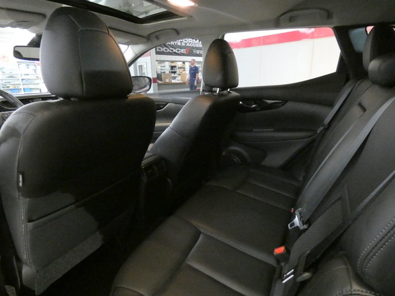 Used 2022 ORANGE Nissan AWD SL image 24