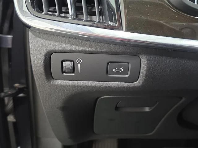 Used 2018 Gray Volvo T5 Momentum image 24