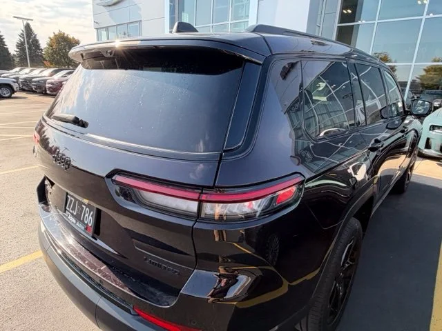 Used 2023  Jeep Limited image 7