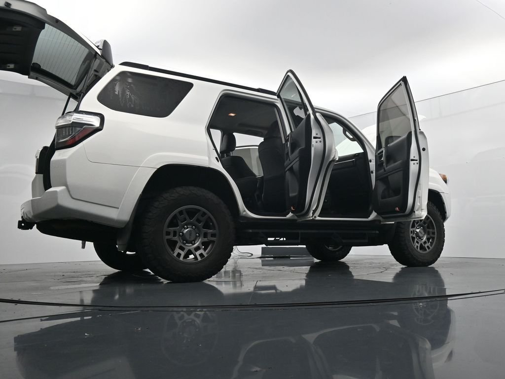 Used 2020 White Toyota Venture image 39