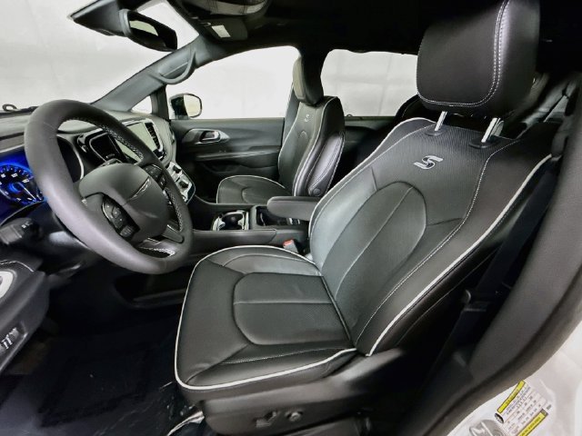 New 2027 Bright White Clear-Coat Paint Chrysler Limited image 21