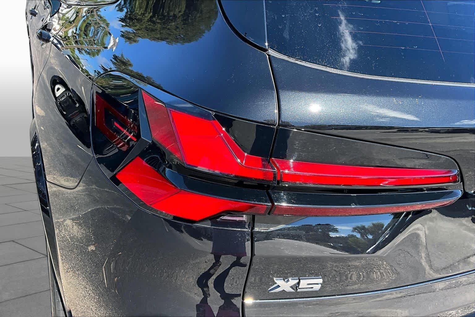 Used 2026 Black Sapphire Metallic BMW M60i image 29