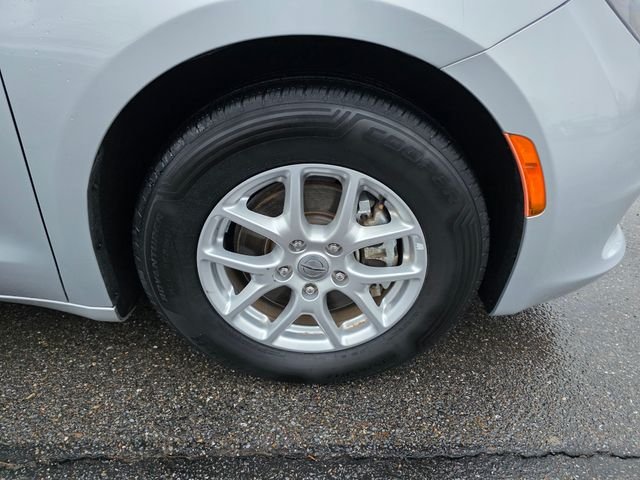 Used 2023 Silver Mist Clearcoat Chrysler LX image 13
