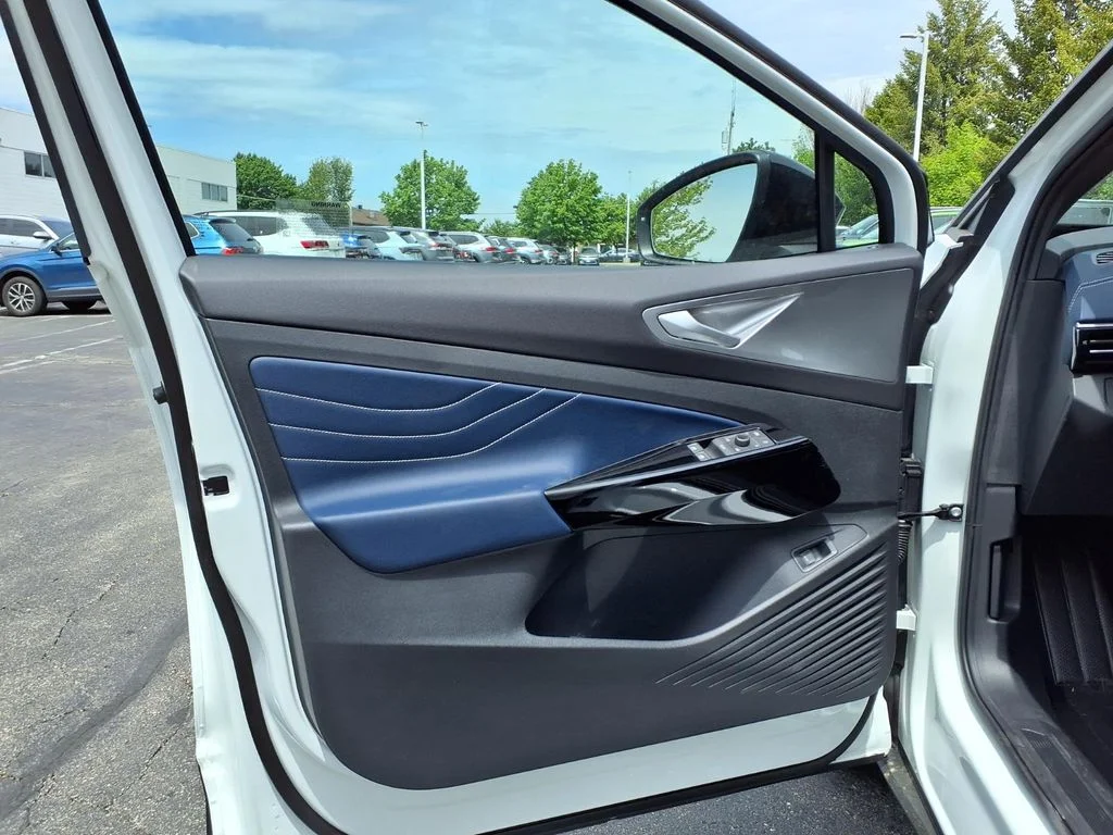 New 2026 Opal White with Black Roof Volkswagen Pro S Plus image 7