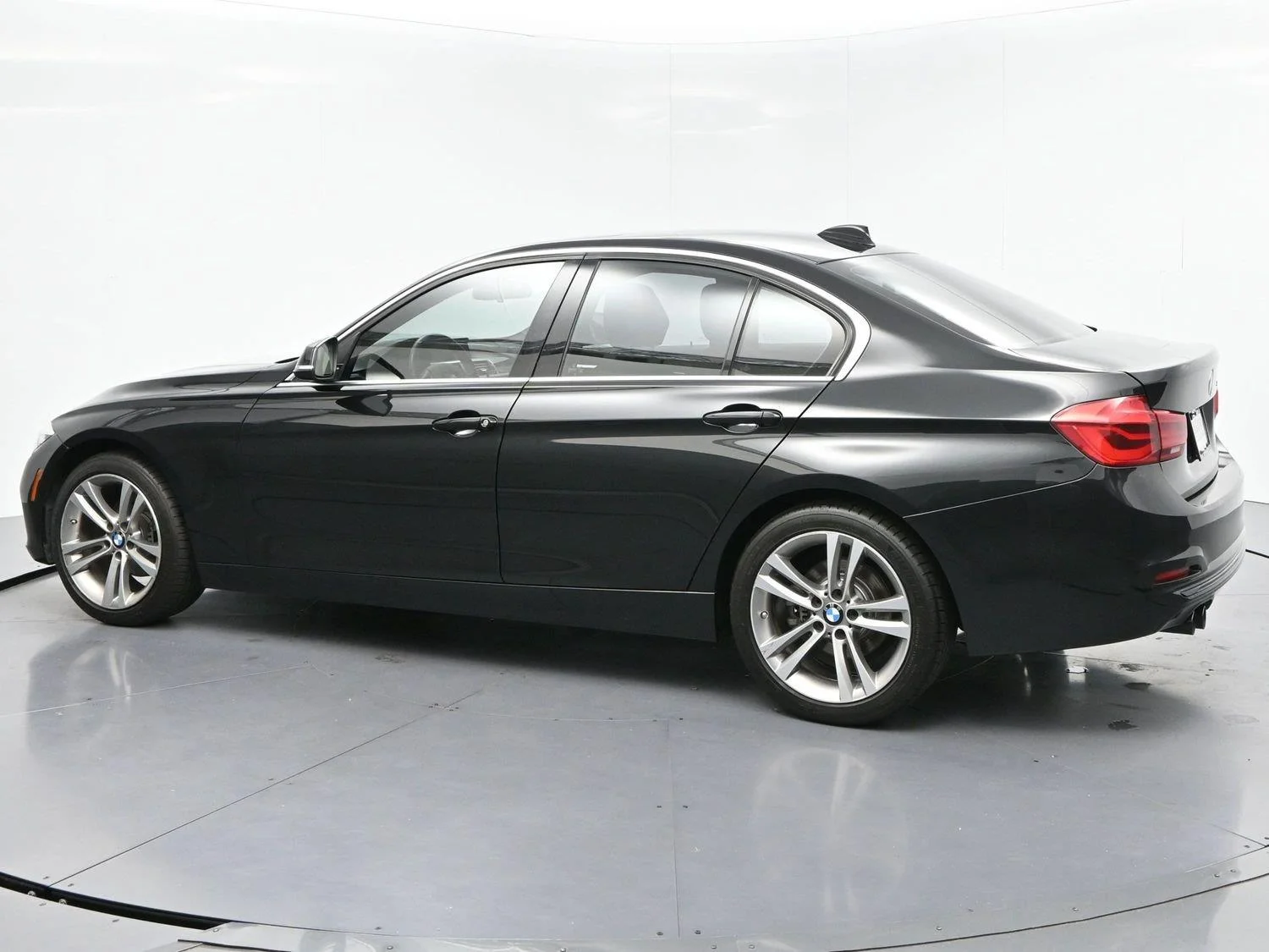 Used 2018 Black Sapphire Metallic BMW 330i image 5