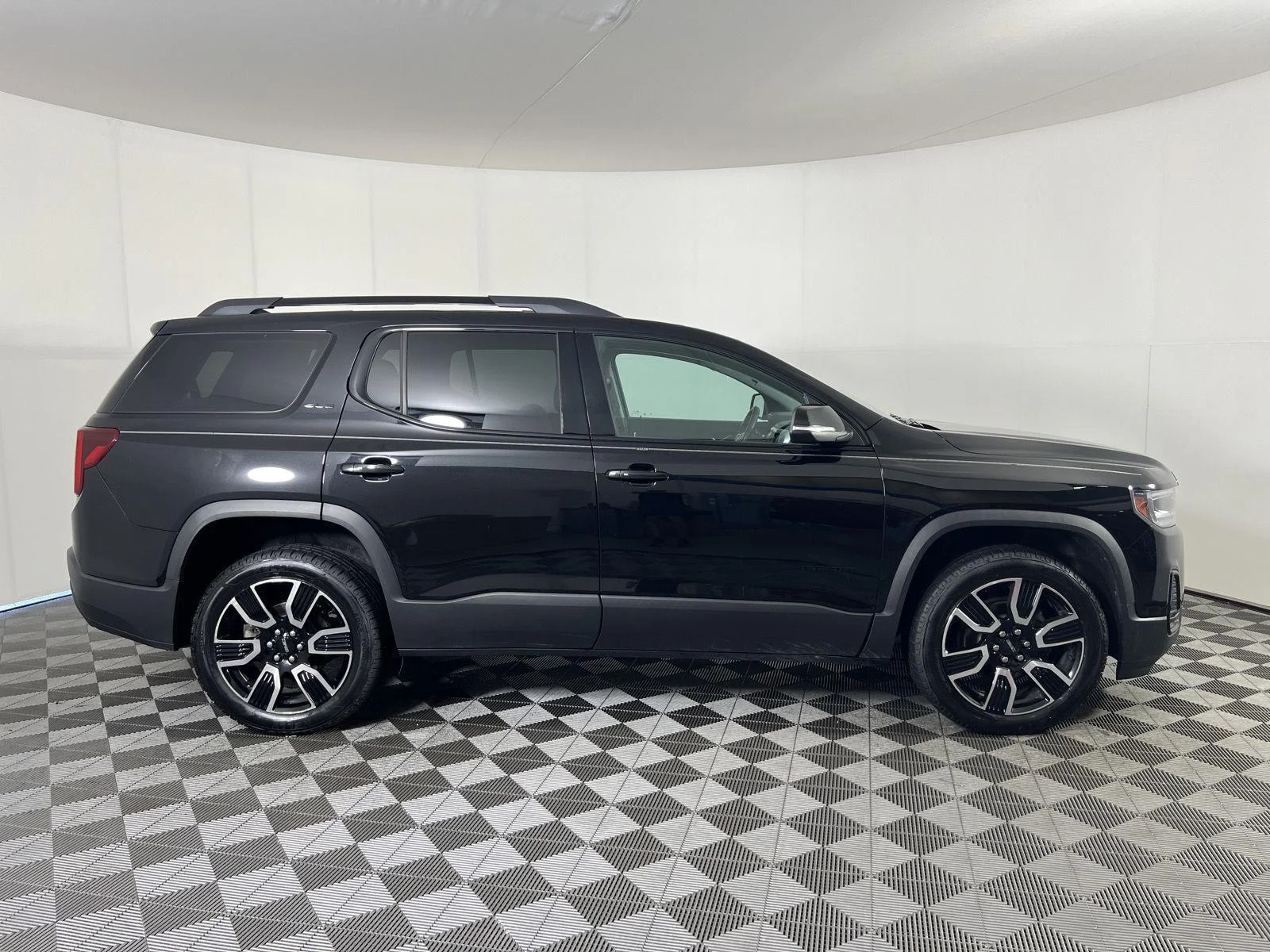 Used 2021 EBONY TWILIGHT METALLIC GMC SLE image 27