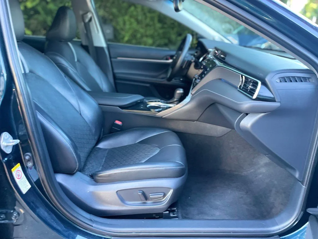 Used 2018 Aqua Toyota XSE V6 image 24