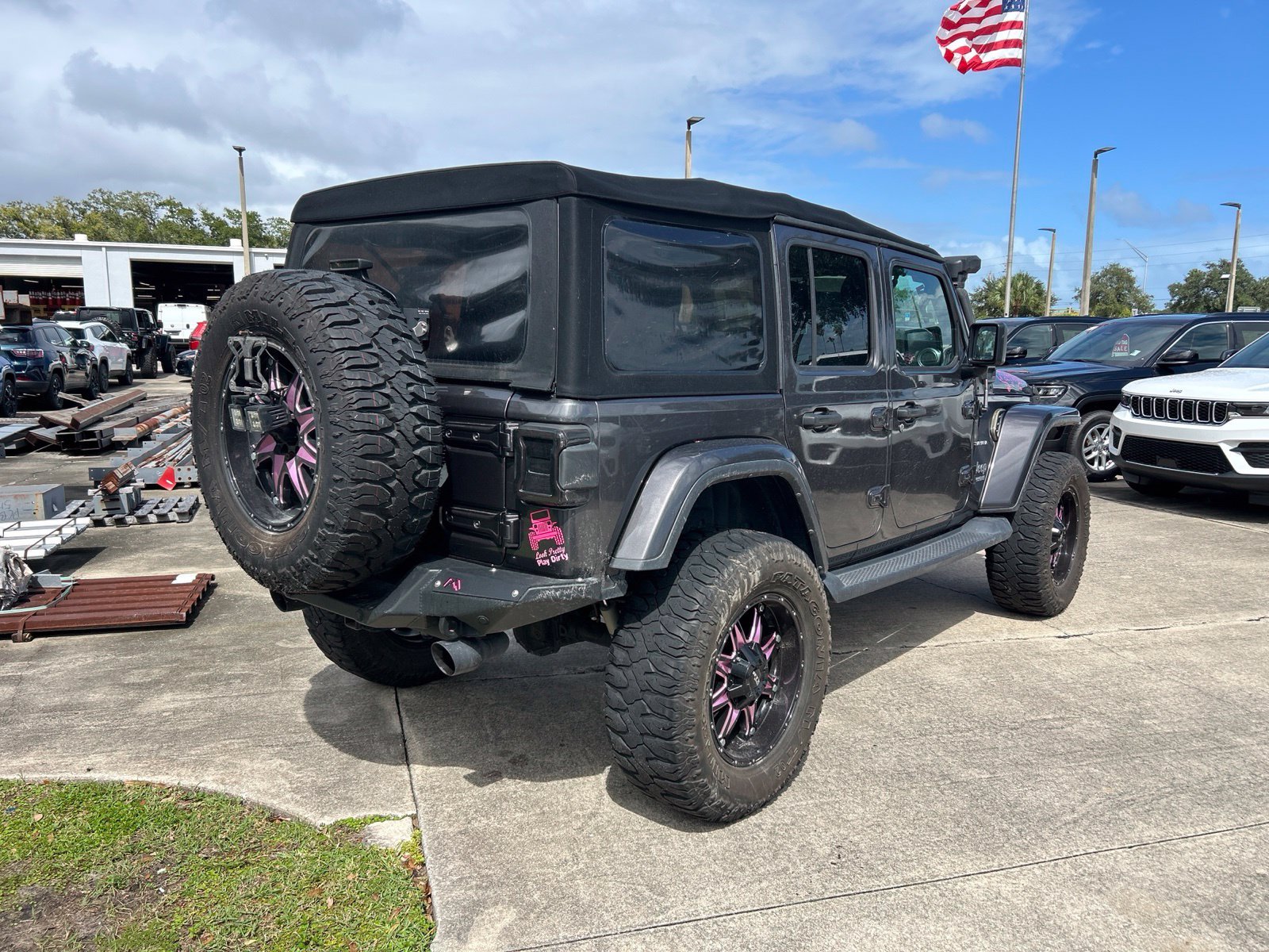 Used 2018 Gray Jeep Unlimited Sahara image 5