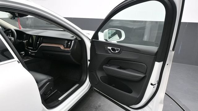 Used 2021 White Volvo T6 Momentum image 13
