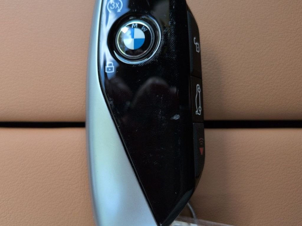 New 2027 Alpine White BMW xDrive40i image 30
