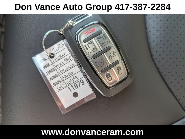 2025 Chrysler Pacifica Select - Photo 27