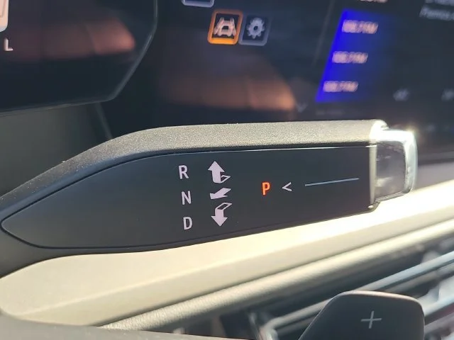Used 2025 Summit White Chevrolet LT image 31