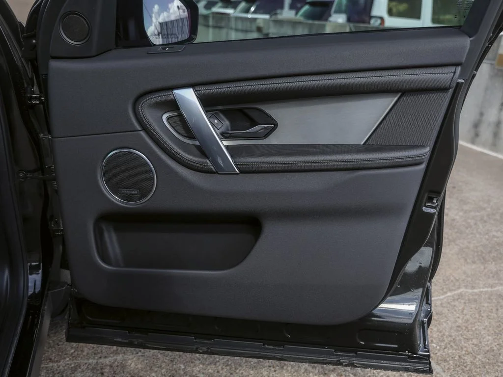 New 2025 Santorini Black Metallic Land Rover SE image 32
